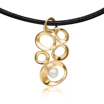Smukt guldbelagt vedhæng med perle og læderkæde fra Blicher Fuglsang